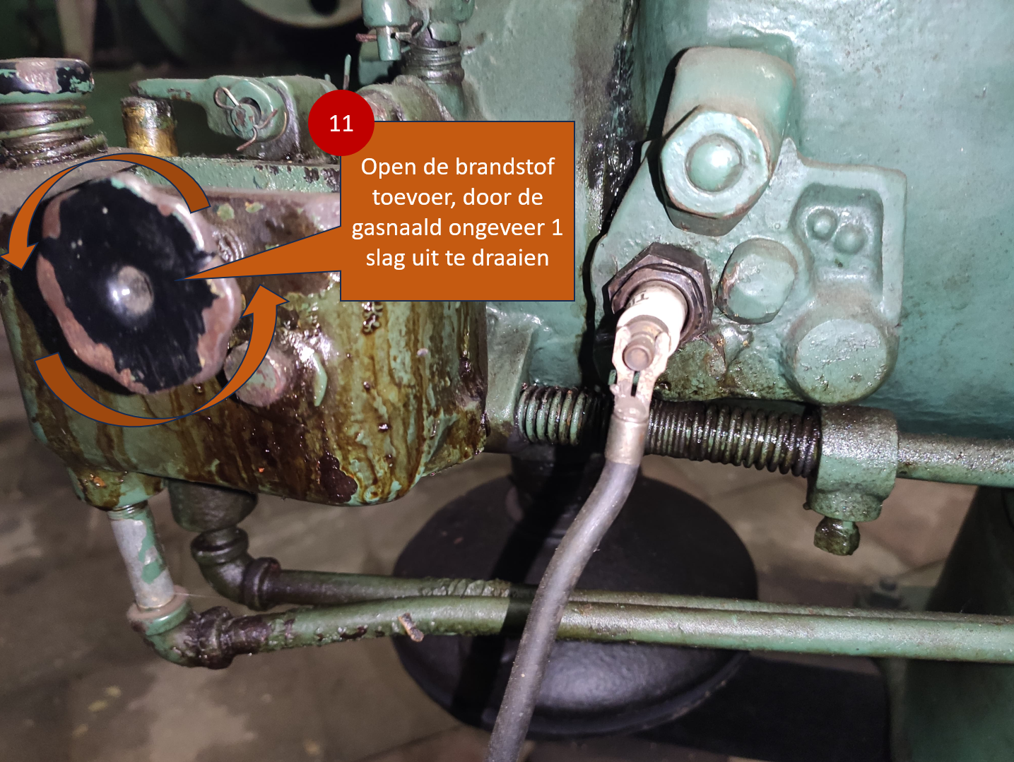 11. Brandstoftoevoer 1 slag opendraaien.