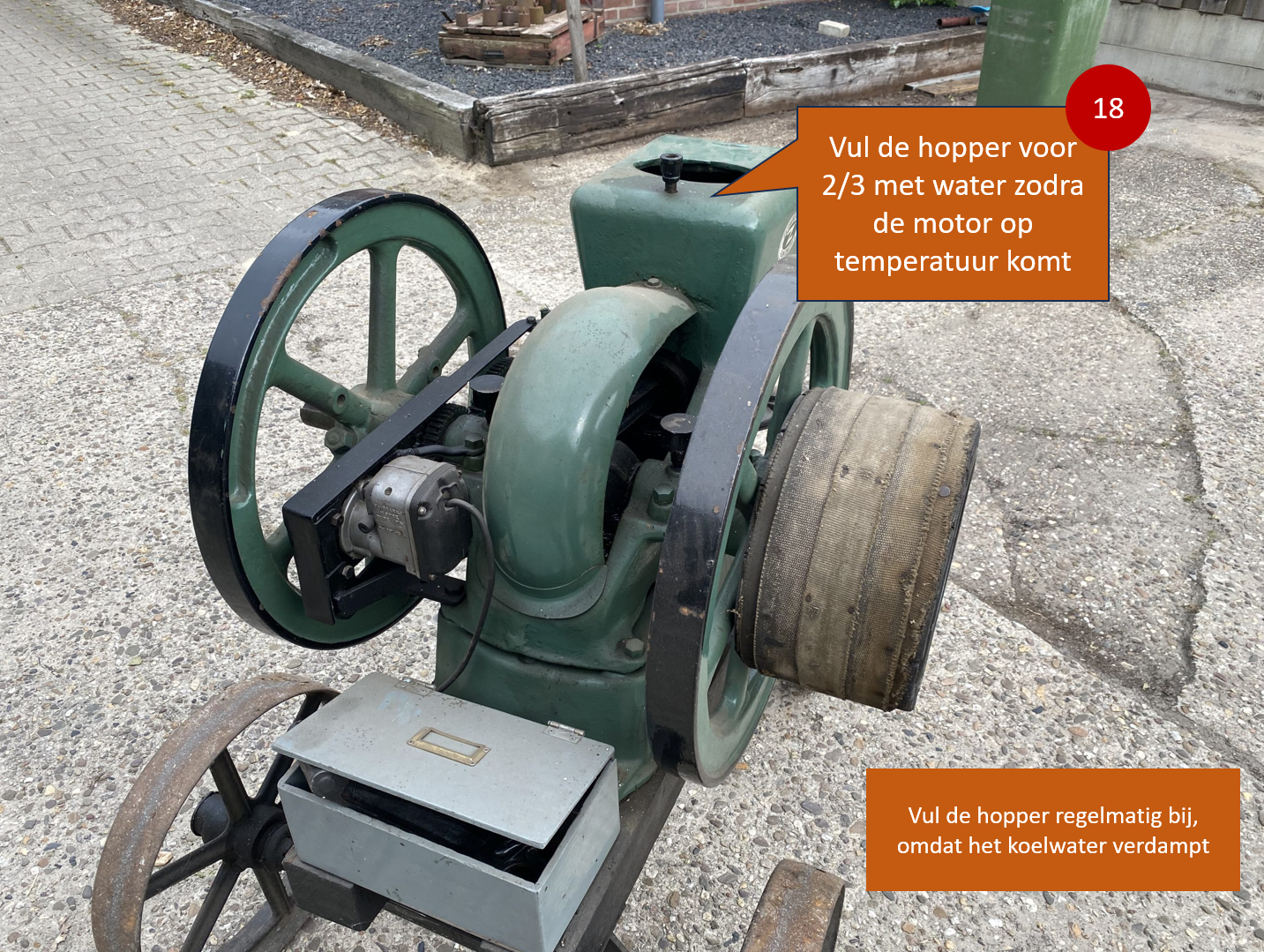 18. Hopper aanvullen met water tot deze voor 2/3 gevuld is.