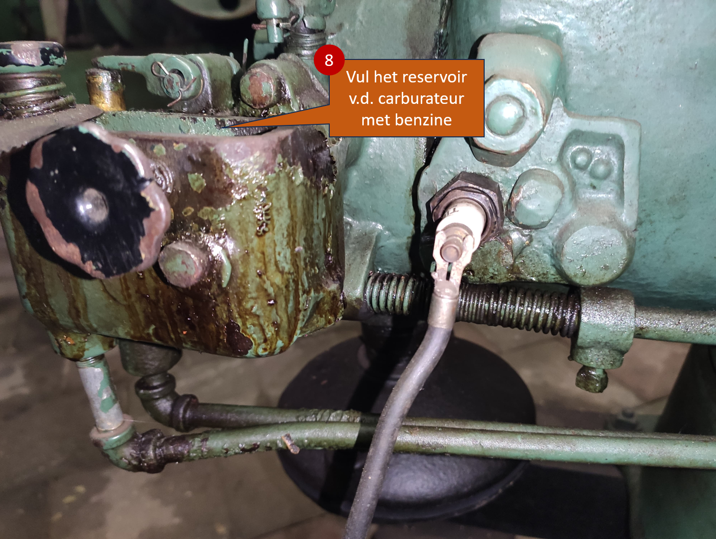 8. Vul de carburateur met benzine